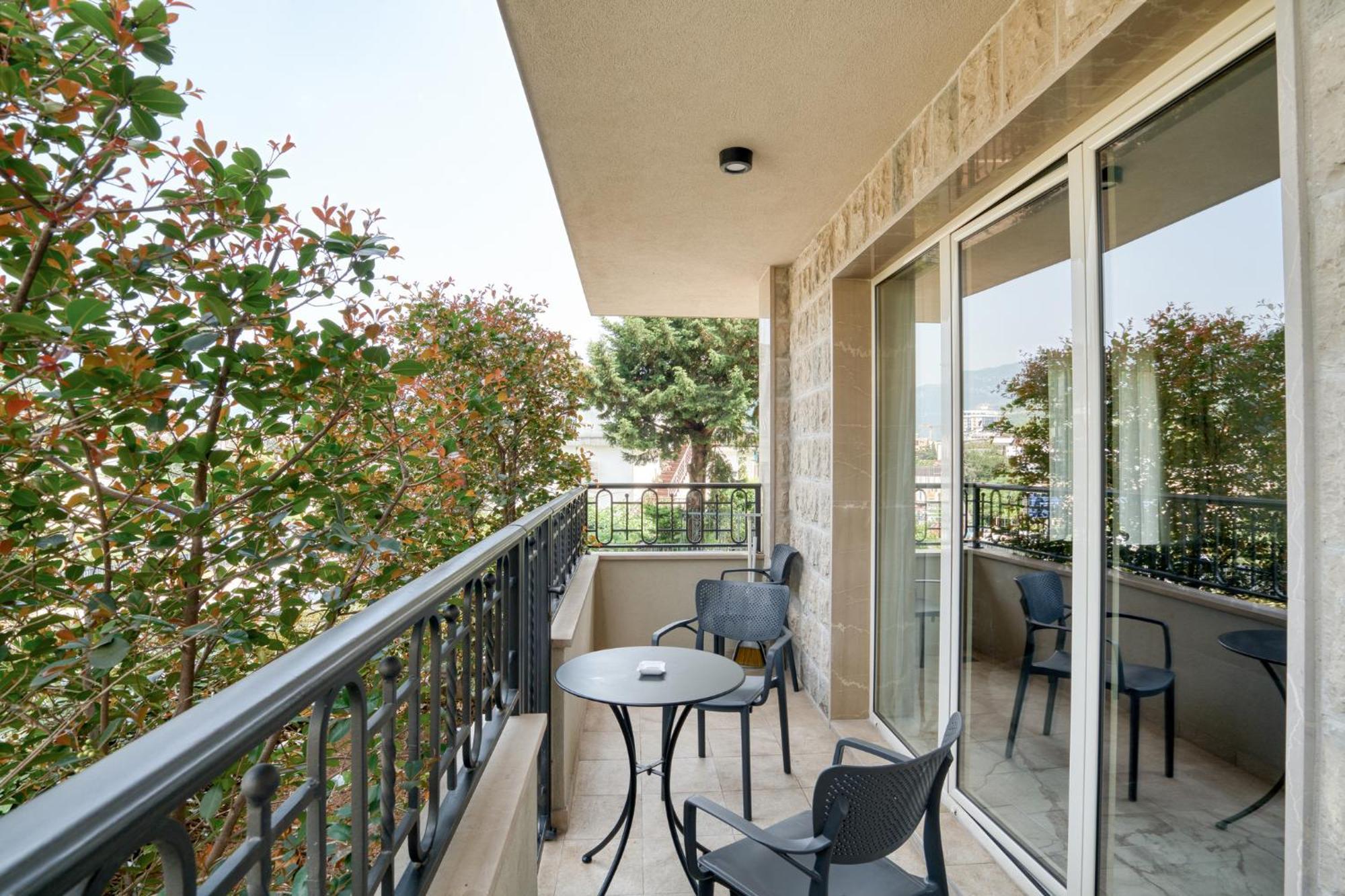 Ap Royal Oak - 2 Bedroom Apartment In บุดวา ภายนอก รูปภาพ